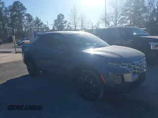 2024 Hyundai Santa Cruz SE z VIN 5NTJADAE5RH088273, wystawiony jako IAAI lot #41563660 z przebiegiem 14 873 mil mil oraz . Historia ofert i sprzedaży dostępna na DreamBid. Obrazek 1.