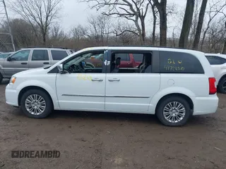 2015 Chrysler Town & Country Touring L z VIN 2C4RC1CG5FR655959, wystawiony jako IAAI lot #41728310 z przebiegiem 187 922 mil mil oraz . Historia ofert i sprzedaży dostępna na DreamBid. Obrazek 14.