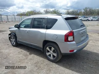 2016 Jeep Compass Latitude z VIN 1C4NJCEA3GD748900, wystawiony jako IAAI lot #42150337 z przebiegiem 72 190 mil mil oraz . Historia ofert i sprzedaży dostępna na DreamBid. Obrazek 3.