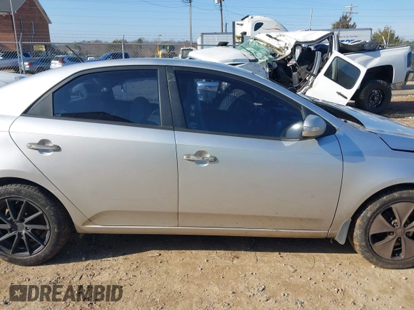 2010 Kia Forte EX z VIN KNAFU4A24A5862810, wystawiony jako IAAI lot #41141468 z przebiegiem 267 768 mil mil oraz . Historia ofert i sprzedaży dostępna na DreamBid. Obrazek 13.