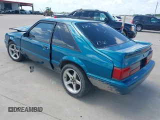 1993 Ford Mustang z VIN 1FACP41M2PF201378, wystawiony jako IAAI lot #42523660 z przebiegiem Nie podano mil oraz . Historia ofert i sprzedaży dostępna na DreamBid. Obrazek 3.