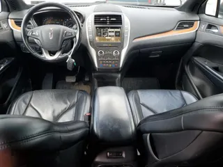 2017 Lincoln MKC Reserve с VIN 5LMCJ3D95HUL62861, выставлен на аукционе Copart как лот 55234305 с пробегом 138 663 миль миль и Списание • Salvage title. История ставок и продаж доступна на DreamBid. Изображение 8.