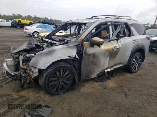 2024 Nissan Pathfinder Platinum z VIN 5N1DR3DJ6RC285628, wystawiony jako Copart lot #73504634 z przebiegiem Nie podano mil oraz Nie do naprawy. Historia ofert i sprzedaży dostępna na DreamBid. Obrazek 1.
