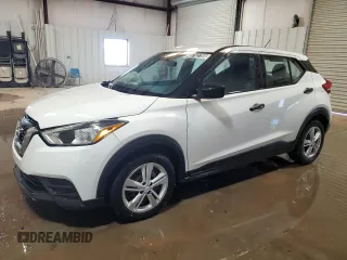 2020 Nissan Kicks S z VIN 3N1CP5BV7LL495869, wystawiony jako Copart lot #49712795 z przebiegiem 82 595 mil mil oraz Szkody całkowita. Historia ofert i sprzedaży dostępna na DreamBid. Obrazek 1.