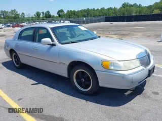 2002 Lincoln Town Car Signature z VIN 1LNHM82W22Y639231, wystawiony jako IAAI lot #42513503 z przebiegiem 126 832 mil mil oraz . Historia ofert i sprzedaży dostępna na DreamBid. Obrazek 1.