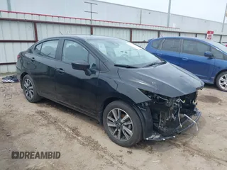 2024 Nissan Versa S z VIN 3N1CN8DV8RL923865, wystawiony jako IAAI lot #42379893 z przebiegiem 5 682 mil mil oraz . Historia ofert i sprzedaży dostępna na DreamBid. Obrazek 1.