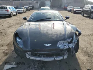2018 Aston Martin DB11 z VIN SCFRMFAV8JGL03322, wystawiony jako Copart lot #86810004 z przebiegiem Nie podano mil oraz Szkody całkowita. Historia ofert i sprzedaży dostępna na DreamBid. Obrazek 5.