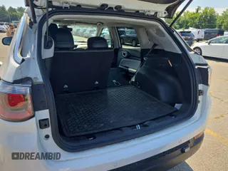 2022 Jeep Compass Latitude z VIN 3C4NJDBB2NT205936, wystawiony jako IAAI lot #42885857 z przebiegiem 39 157 mil mil oraz . Historia ofert i sprzedaży dostępna na DreamBid. Obrazek 36.