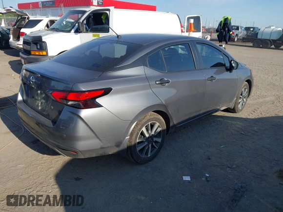 2024 Nissan Versa S z VIN 3N1CN8DV2RL910111, wystawiony jako IAAI lot #42028037 z przebiegiem 12 848 mil mil oraz . Historia ofert i sprzedaży dostępna na DreamBid. Obrazek 4.