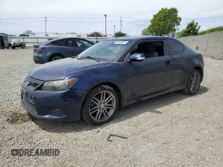 2013 Scion tC z VIN JTKJF5C76D3063027, wystawiony jako Copart lot #56604955 z przebiegiem 109 813 mil mil oraz Szkoda całkowita • Salvage title. Historia ofert i sprzedaży dostępna na DreamBid. Obrazek 1.