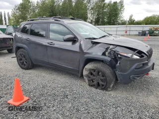 2017 Jeep Cherokee Trailhawk z VIN 1C4PJMBS0HW577055, wystawiony jako Copart lot #56428235 z przebiegiem 137 296 mil mil oraz Szkoda całkowita • Salvage title. Historia ofert i sprzedaży dostępna na DreamBid. Obrazek 4.