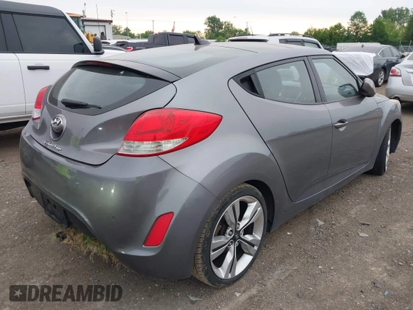 2012 Hyundai Veloster w/Gray Int z VIN KMHTC6AD3CU069427, wystawiony jako IAAI lot #42292476 z przebiegiem 166 960 mil mil oraz . Historia ofert i sprzedaży dostępna na DreamBid. Obrazek 4.