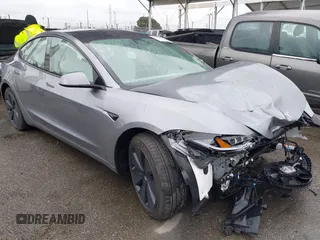 2025 Tesla Model 3 Long Range z VIN 5YJ3E1EA2SF885408, wystawiony jako IAAI lot #41778498 z przebiegiem 1 566 mil mil oraz . Historia ofert i sprzedaży dostępna na DreamBid. Obrazek 1.