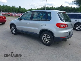 2011 Volkswagen Tiguan SEL z VIN WVGBV7AX5BW548053, wystawiony jako IAAI lot #42401994 z przebiegiem 184 299 mil mil oraz . Historia ofert i sprzedaży dostępna na DreamBid. Obrazek 3.