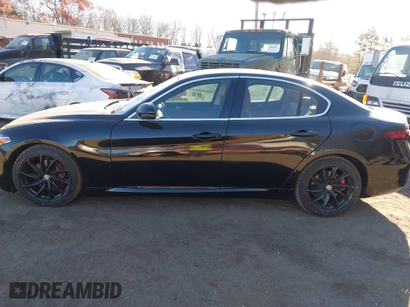 2018 Alfa Romeo Giulia Ti with VIN ZARFAECN5J7568934, listed as a IAAI auction lot 40881530 with 32,534 mi miles and . Bid and sale history available at DreamBid. Image 14.