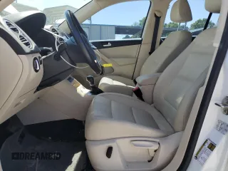 2017 Volkswagen Tiguan S z VIN WVGAV7AXXHK028345, wystawiony jako Copart lot #52797575 z przebiegiem 67 364 mil mil oraz Szkody całkowita. Historia ofert i sprzedaży dostępna na DreamBid. Obrazek 7.