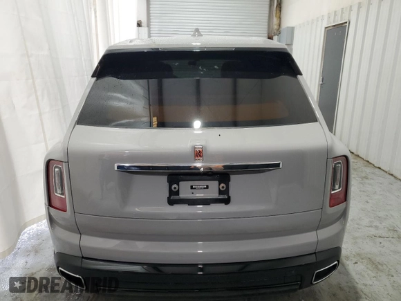 2023 Rolls-Royce Cullinan z VIN SLATV4C09PU215050, wystawiony jako Copart lot #70029324 z przebiegiem 6 055 mil mil oraz Szkoda całkowita • Salvage title. Historia ofert i sprzedaży dostępna na DreamBid. Obrazek 6.