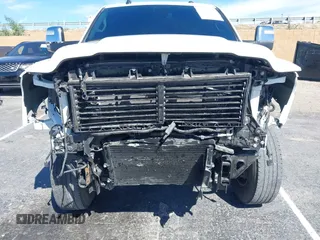 2024 Ram 2500 Laramie z VIN 3C6UR5FL2RG267971, wystawiony jako IAAI lot #41707239 z przebiegiem 22 898 mil mil oraz . Historia ofert i sprzedaży dostępna na DreamBid. Obrazek 6.