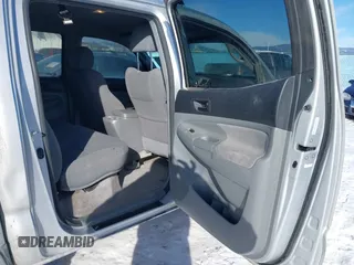 2006 Toyota Tacoma z VIN 5TELU42N06Z195981, wystawiony jako IAAI lot #41333261 z przebiegiem 216 216 mil mil oraz . Historia ofert i sprzedaży dostępna na DreamBid. Obrazek 8.