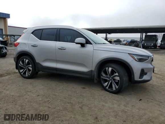 2023 Volvo XC40 Ultimate Bright Theme с VIN YV4L12UA5P2939455, выставлен на аукционе Copart как лот 41344855 с пробегом 18 949 миль миль и Списание • Salvage title. История ставок и продаж доступна на DreamBid. Изображение 4.