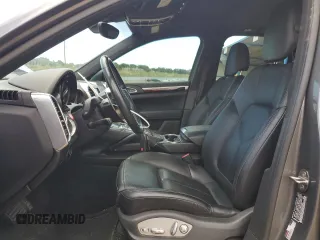 2016 Porsche Cayenne z VIN WP1AA2A21GKA10062, wystawiony jako Copart lot #64639685 z przebiegiem 52 962 mil mil oraz Szkoda całkowita • Salvage title. Historia ofert i sprzedaży dostępna na DreamBid. Obrazek 7.