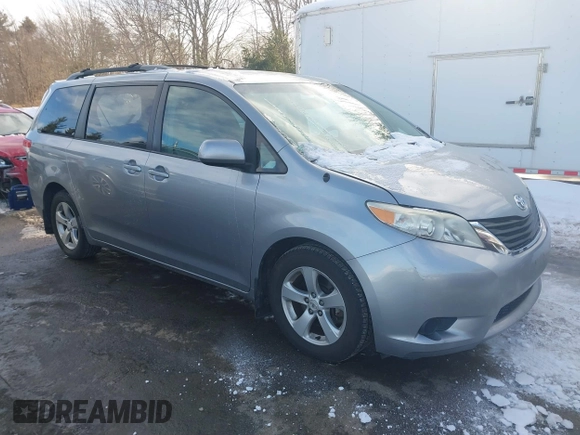 2012 Toyota Sienna LE AAS z VIN 5TDKK3DC2CS245540, wystawiony jako IAAI lot #41622653 z przebiegiem 226 969 mil mil oraz . Historia ofert i sprzedaży dostępna na DreamBid. Obrazek 1.