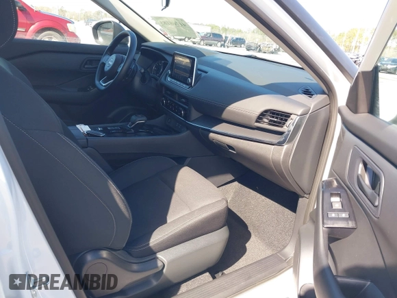 2024 Nissan Rogue S z VIN 5N1BT3AA9RC746379, wystawiony jako IAAI lot #41708183 z przebiegiem 3 796 mil mil oraz . Historia ofert i sprzedaży dostępna na DreamBid. Obrazek 5.