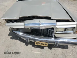 1989 Lincoln Town Car z VIN 1LNBM81F8KY816906, wystawiony jako Copart lot #51316715 z przebiegiem 361 830 mil mil oraz Szkoda całkowita • Salvage title. Historia ofert i sprzedaży dostępna na DreamBid. Obrazek 12.