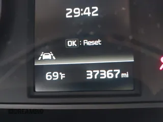 2023 Kia K5 LXS z VIN 5XXG14J2XPG210651, wystawiony jako IAAI lot #42243437 z przebiegiem 37 367 mil mil oraz . Historia ofert i sprzedaży dostępna na DreamBid. Obrazek 15.