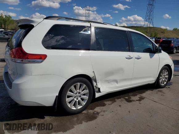 2011 Toyota Sienna XLE z VIN 5TDDK3DC1BS021487, wystawiony jako Copart lot #56468965 z przebiegiem 150 311 mil mil oraz Czysty tytuł • Clean title. Historia ofert i sprzedaży dostępna na DreamBid. Obrazek 3.