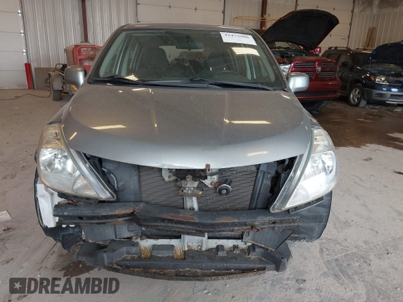 2010 Nissan Versa S z VIN 3N1BC1CP2AL390914, wystawiony jako IAAI lot #42475906 z przebiegiem 124 700 mil mil oraz . Historia ofert i sprzedaży dostępna na DreamBid. Obrazek 6.