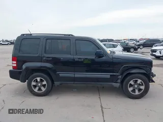 2008 Jeep Liberty Sport z VIN 1J8GP28K78W134159, wystawiony jako IAAI lot #42163994 z przebiegiem 175 823 mil mil oraz . Historia ofert i sprzedaży dostępna na DreamBid. Obrazek 14.