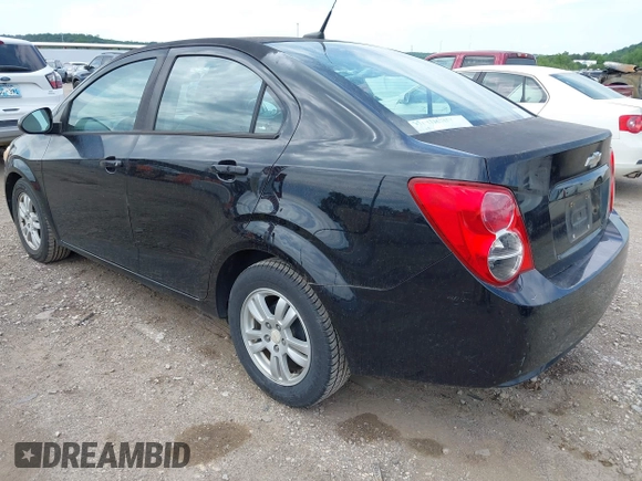 2012 Chevrolet Sonic LS z VIN 1G1JA5SH8C4218047, wystawiony jako IAAI lot #42338548 z przebiegiem 97 348 mil mil oraz . Historia ofert i sprzedaży dostępna na DreamBid. Obrazek 3.