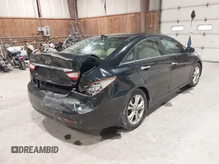 2012 Hyundai Sonata SE z VIN 5NPEC4AC9CH355351, wystawiony jako IAAI lot #42318588 z przebiegiem 122 864 mil mil oraz . Historia ofert i sprzedaży dostępna na DreamBid. Obrazek 4.