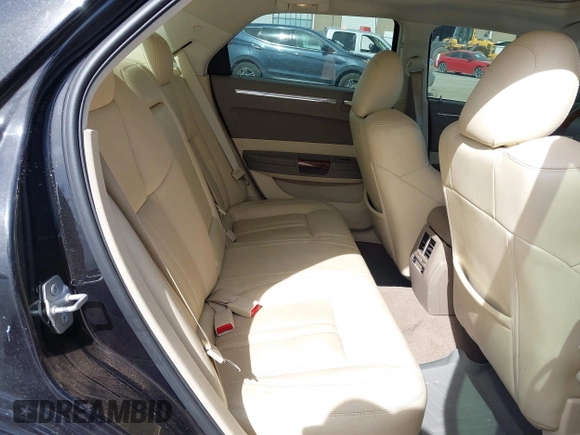 2009 Chrysler 300 C z VIN 2C3LA63T39H612810, wystawiony jako IAAI lot #41827898 z przebiegiem 76 558 mil mil oraz . Historia ofert i sprzedaży dostępna na DreamBid. Obrazek 8.