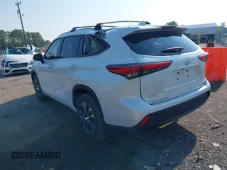 2022 Toyota Highlander XLE with VIN 5TDHZRBH6NS172134, listed as a IAAI auction lot 42656687 with 39,856 mi miles and . Bid and sale history available at DreamBid. Image 3.