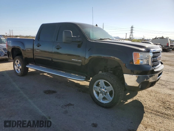 2013 GMC Sierra 2500HD SLT z VIN 1GT121C89DF194827, wystawiony jako Copart lot #57118415 z przebiegiem 104 669 mil mil oraz Szkoda całkowita • Salvage title. Historia ofert i sprzedaży dostępna na DreamBid. Obrazek 4.