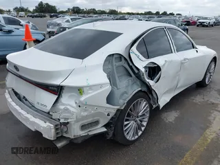 2022 Lexus IS 300 z VIN JTHDA1D23N5121856, wystawiony jako IAAI lot #41146026 z przebiegiem 58 937 mil mil oraz . Historia ofert i sprzedaży dostępna na DreamBid. Obrazek 4.