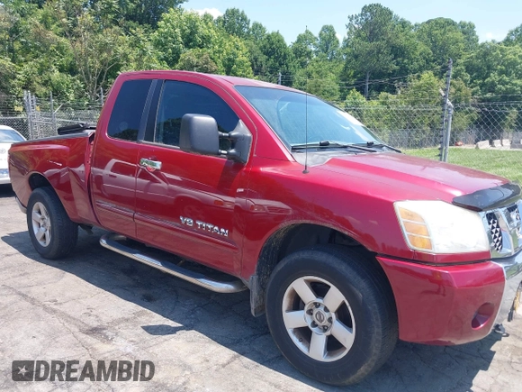 2006 Nissan Titan SE z VIN 1N6BA06B76N526911, wystawiony jako IAAI lot #42568371 z przebiegiem 215 140 mil mil oraz . Historia ofert i sprzedaży dostępna na DreamBid. Obrazek 1.