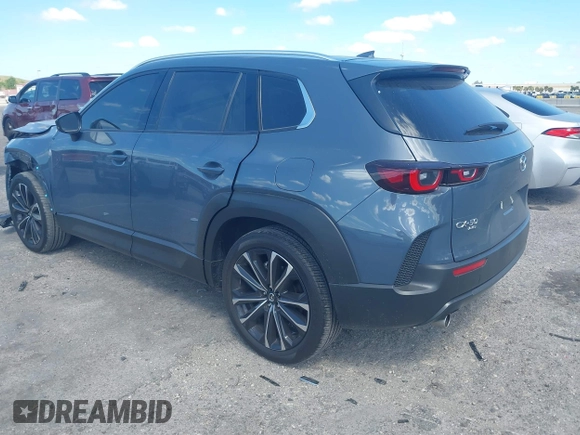 2024 Mazda CX-50 S Premium Plus z VIN 7MMVABEM4RN171943, wystawiony jako IAAI lot #41839219 z przebiegiem 13 733 mil mil oraz . Historia ofert i sprzedaży dostępna na DreamBid. Obrazek 3.
