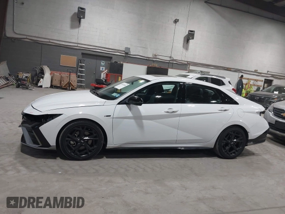 2025 Hyundai Elantra N Line z VIN KMHLR4DF6SU867998, wystawiony jako IAAI lot #41814806 z przebiegiem 4 892 mil mil oraz . Historia ofert i sprzedaży dostępna na DreamBid. Obrazek 14.