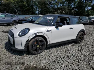 2024 MINI Hardtop Cooper SE z VIN WMW13DJ09R2V25655, wystawiony jako Copart lot #58701035 z przebiegiem Nie podano mil oraz Szkoda całkowita • Salvage title. Historia ofert i sprzedaży dostępna na DreamBid. Obrazek 1.