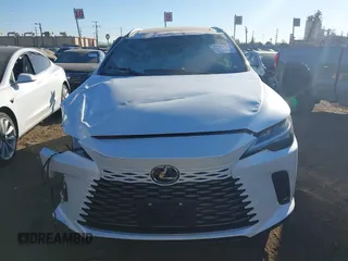 2024 Lexus RX 350h z VIN 2T2BBMCA3RC060822, wystawiony jako IAAI lot #40922424 z przebiegiem 838 mil mil oraz . Historia ofert i sprzedaży dostępna na DreamBid. Obrazek 12.