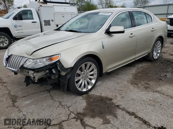 2011 Lincoln MKS z VIN 1LNHL9DR1BG608963, wystawiony jako Copart lot #55390335 z przebiegiem 162 383 mil mil oraz Szkoda całkowita • Salvage title. Historia ofert i sprzedaży dostępna na DreamBid. Obrazek 1.