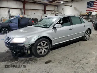 2004 Volkswagen Phaeton V8 z VIN WVWAF63D348007164, wystawiony jako Copart lot #45347815 z przebiegiem 141 934 mil mil oraz Szkody całkowita. Historia ofert i sprzedaży dostępna na DreamBid. Obrazek 1.
