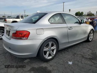 2013 BMW 1 Series 128i z VIN WBAUP9C56DVS95894, wystawiony jako Copart lot #85974744 z przebiegiem 119 033 mil mil oraz Czysty tytuł • Clean title. Historia ofert i sprzedaży dostępna na DreamBid. Obrazek 3.
