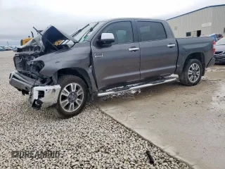 2018 Toyota Tundra SR5 z VIN 5TFAW5F16JX776979, wystawiony jako Copart lot #51648915 z przebiegiem 108 851 mil mil oraz Szkody całkowita. Historia ofert i sprzedaży dostępna na DreamBid. Obrazek 1.