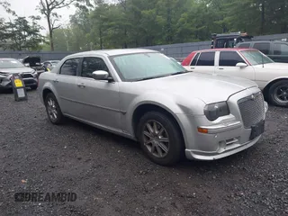 2007 Chrysler 300 C z VIN 2C3LK63H17H681761, wystawiony jako IAAI lot #42504261 z przebiegiem 134 696 mil mil oraz . Historia ofert i sprzedaży dostępna na DreamBid. Obrazek 1.