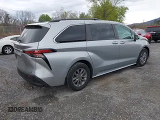 2021 Toyota Sienna XLE with VIN 5TDJRKEC1MS027266, listed as a IAAI auction lot 41956093 with 61,341 mi miles. Bid and sale history available at carsss.com. Image 4.