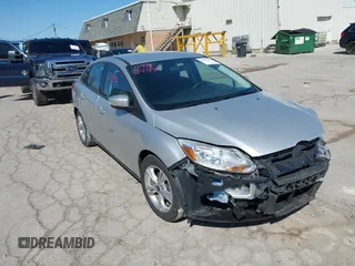 2013 Ford Focus SE z VIN 1FADP3F23DL306241, wystawiony jako IAAI lot #41980497 z przebiegiem 63 313 mil mil oraz . Historia ofert i sprzedaży dostępna na DreamBid. Obrazek 1.